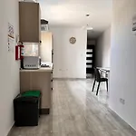 F3 3, Private Two Single Beds Shared Bathroom * ムサイダ