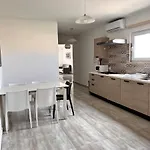 F3 3, Private Two Single Beds Shared Bathroom ムサイダ