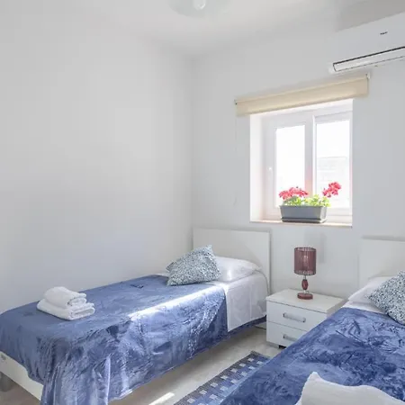 Séjour chez l'habitant F3 3, Private Two Single Beds Shared Bathroom Msida