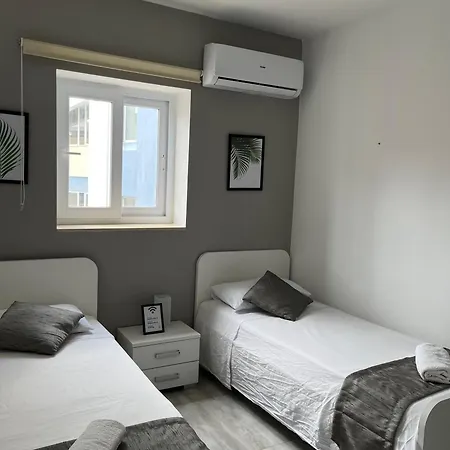 F3 3, Private Two Single Beds Shared Bathroom * Msida
