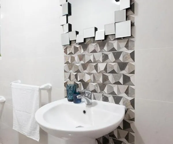 Kwatera prywatna F3 3, Private Two Single Beds Shared Bathroom Msida