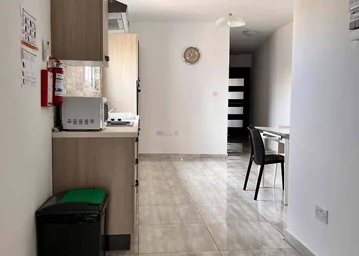 F3 3, Private Two Single Beds Shared Bathroom * Msida