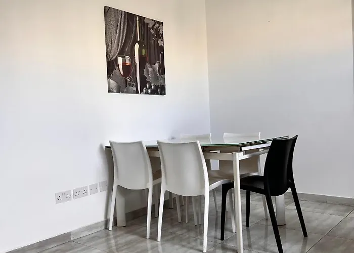 F3 3, Private Two Single Beds Shared Bathroom Msida