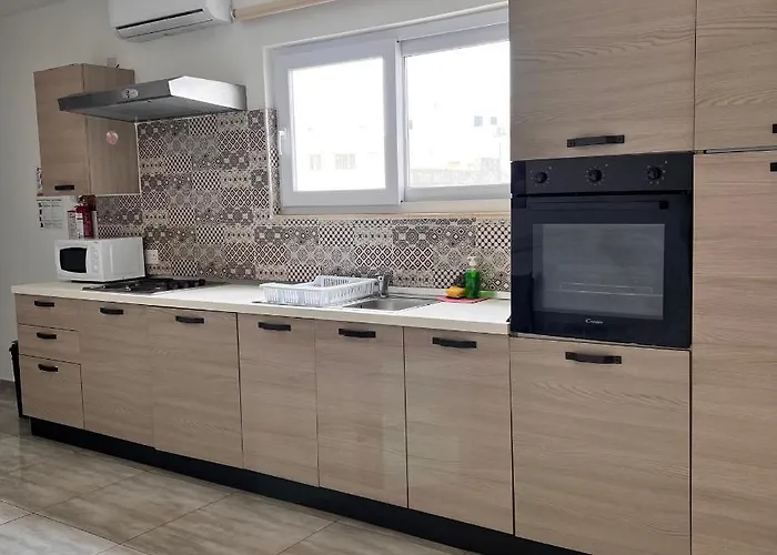 Kwatera prywatna F3 3, Private Two Single Beds Shared Bathroom *