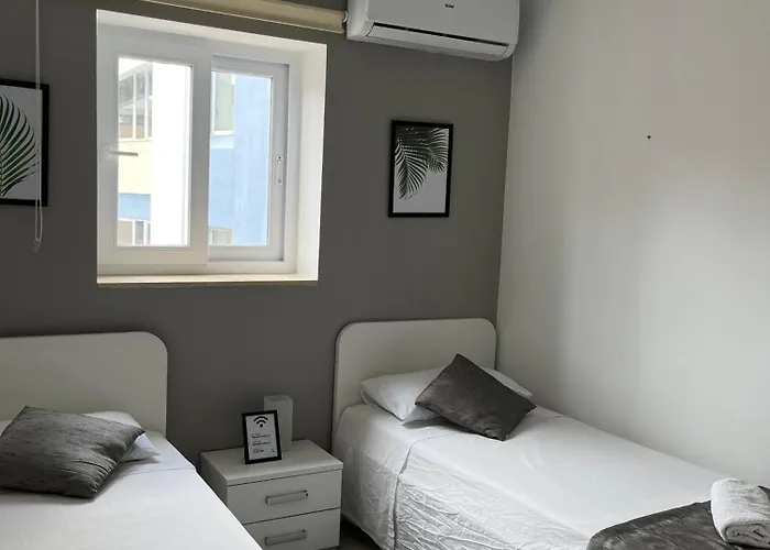 F3 3, Private Two Single Beds Shared Bathroom * Msida