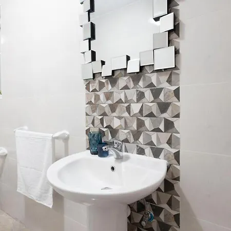 Habitación en casa particular F3 3, Private Two Single Beds Shared Bathroom Msida