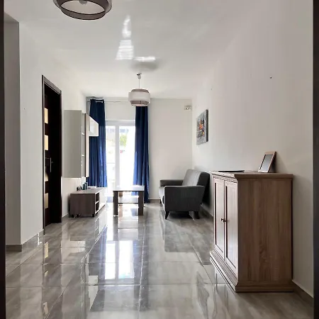 F3 3, Private Two Single Beds Shared Bathroom *