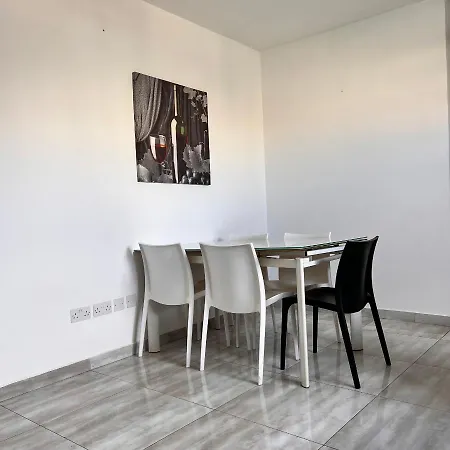 F3 3, Private Two Single Beds Shared Bathroom Msida