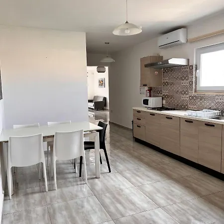 F3 3, Private Two Single Beds Shared Bathroom Мсида