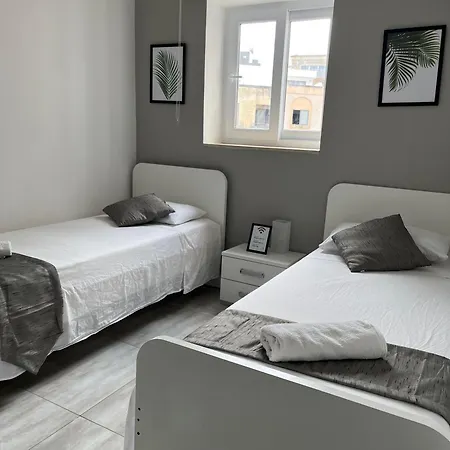 F3 3, Private Two Single Beds Shared Bathroom