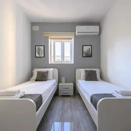 Habitación en casa particular F3 3, Private Two Single Beds Shared Bathroom *