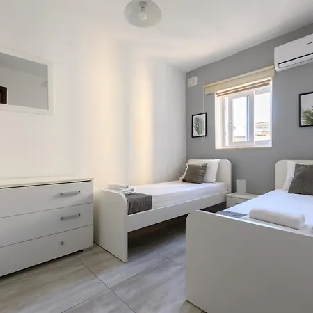 F3 3, Private Two Single Beds Shared Bathroom *