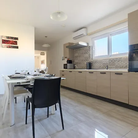 F3 3, Private Two Single Beds Shared Bathroom *