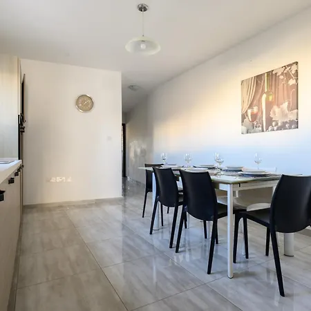 F3 3, Private Two Single Beds Shared Bathroom