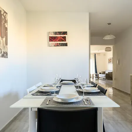 F3 3, Private Two Single Beds Shared Bathroom