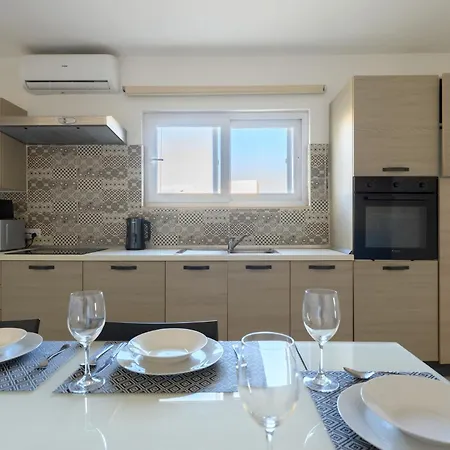 F3 3, Private Two Single Beds Shared Bathroom *
