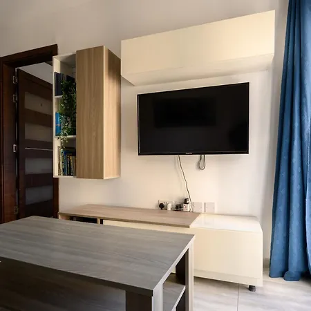 F3 3, Private Two Single Beds Shared Bathroom * Msida