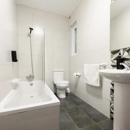 F3 3, Private Two Single Beds Shared Bathroom