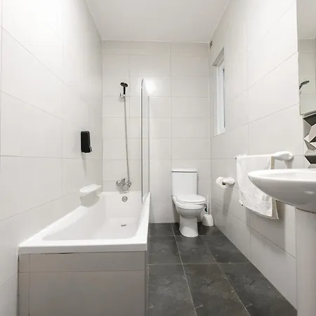 F3 3, Private Two Single Beds Shared Bathroom *