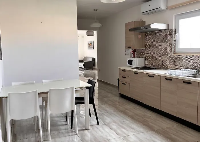 F3 3, Private Two Single Beds Shared Bathroom Msida